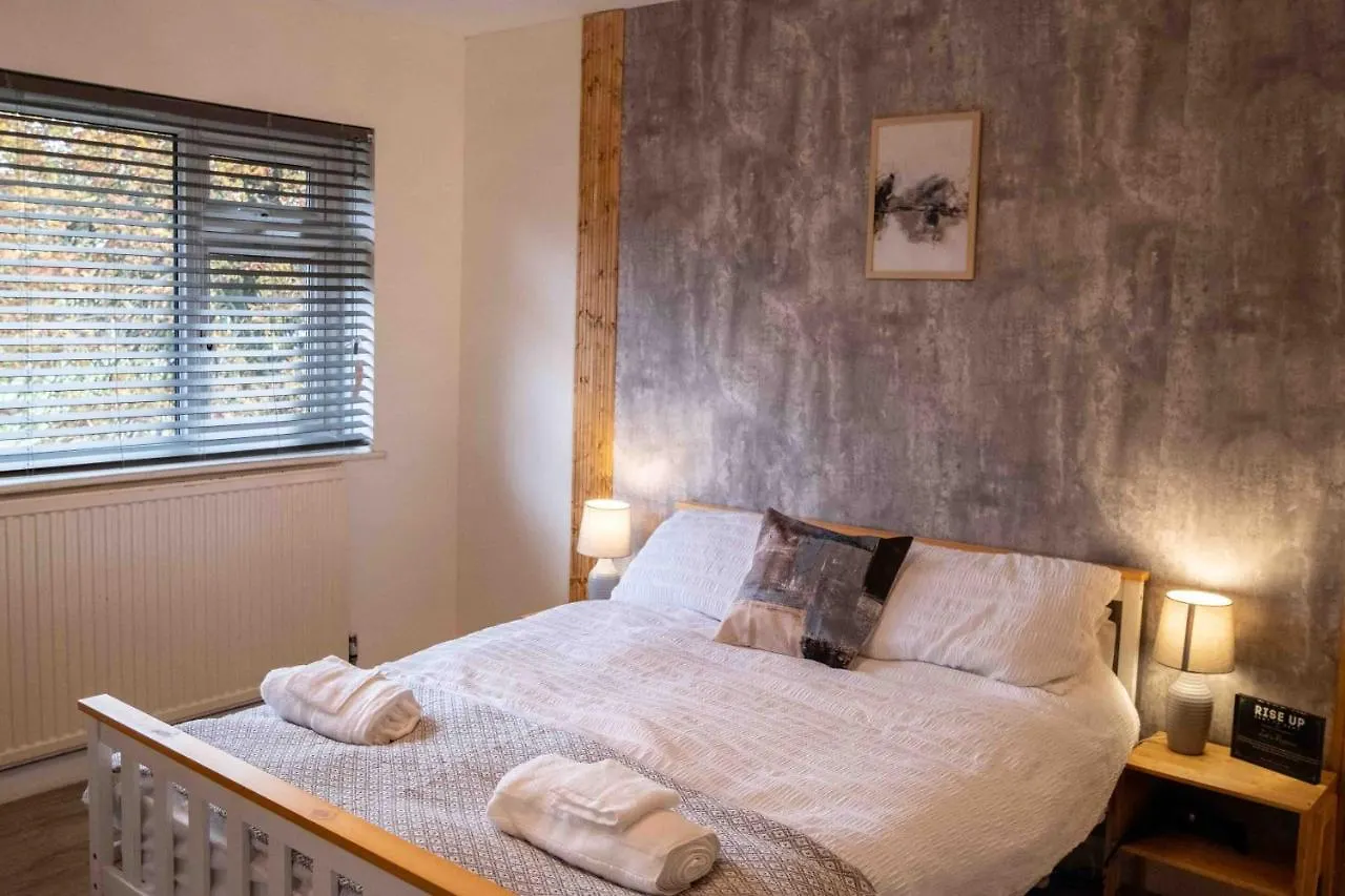 Cross Lane Cottage Pudsey 0*,